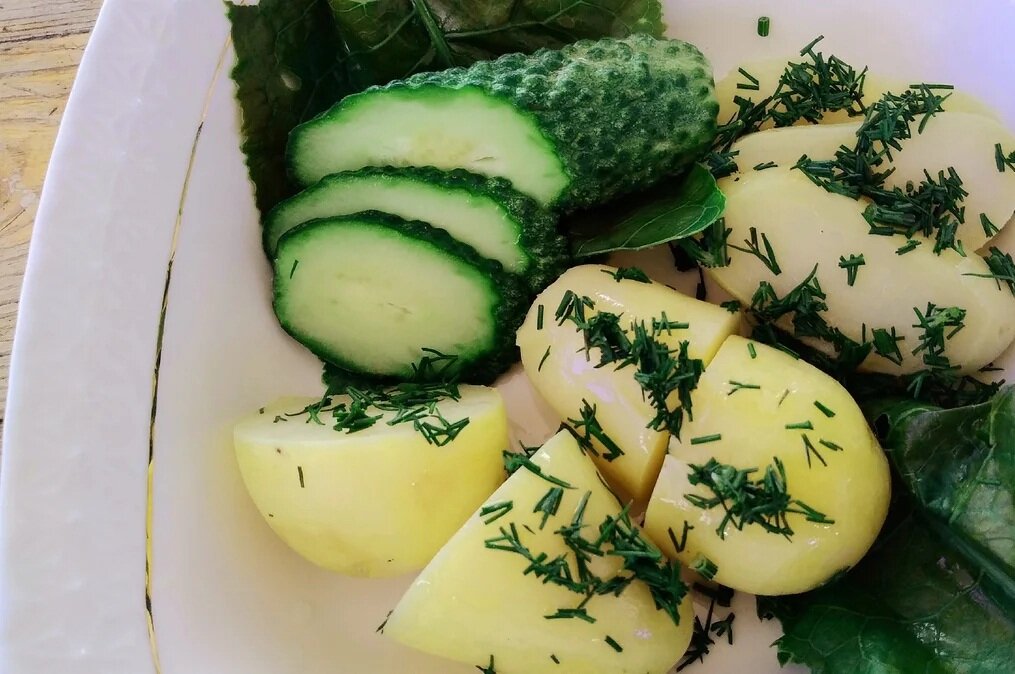 Картошка с малосольным огурчиком.Взято из открытых источников.