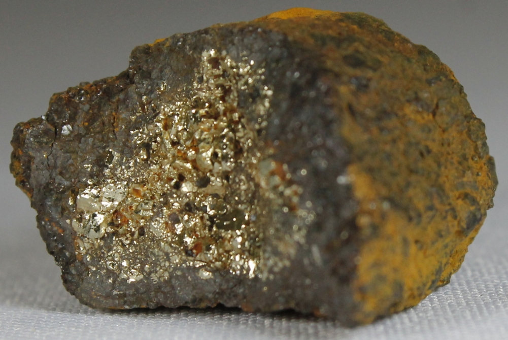 Золотоносная сульфидная руда. Золотоносный кварц сульфиды. Золото кварц сульфидные руды. Пирит самородок.