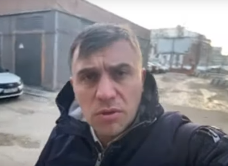 Николай Бондаренко перед отделением полиции. Скриншот.