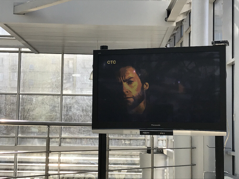 Смотрю кино в холле у дилера. У хорошего дилера, не у того где странный менеджер.