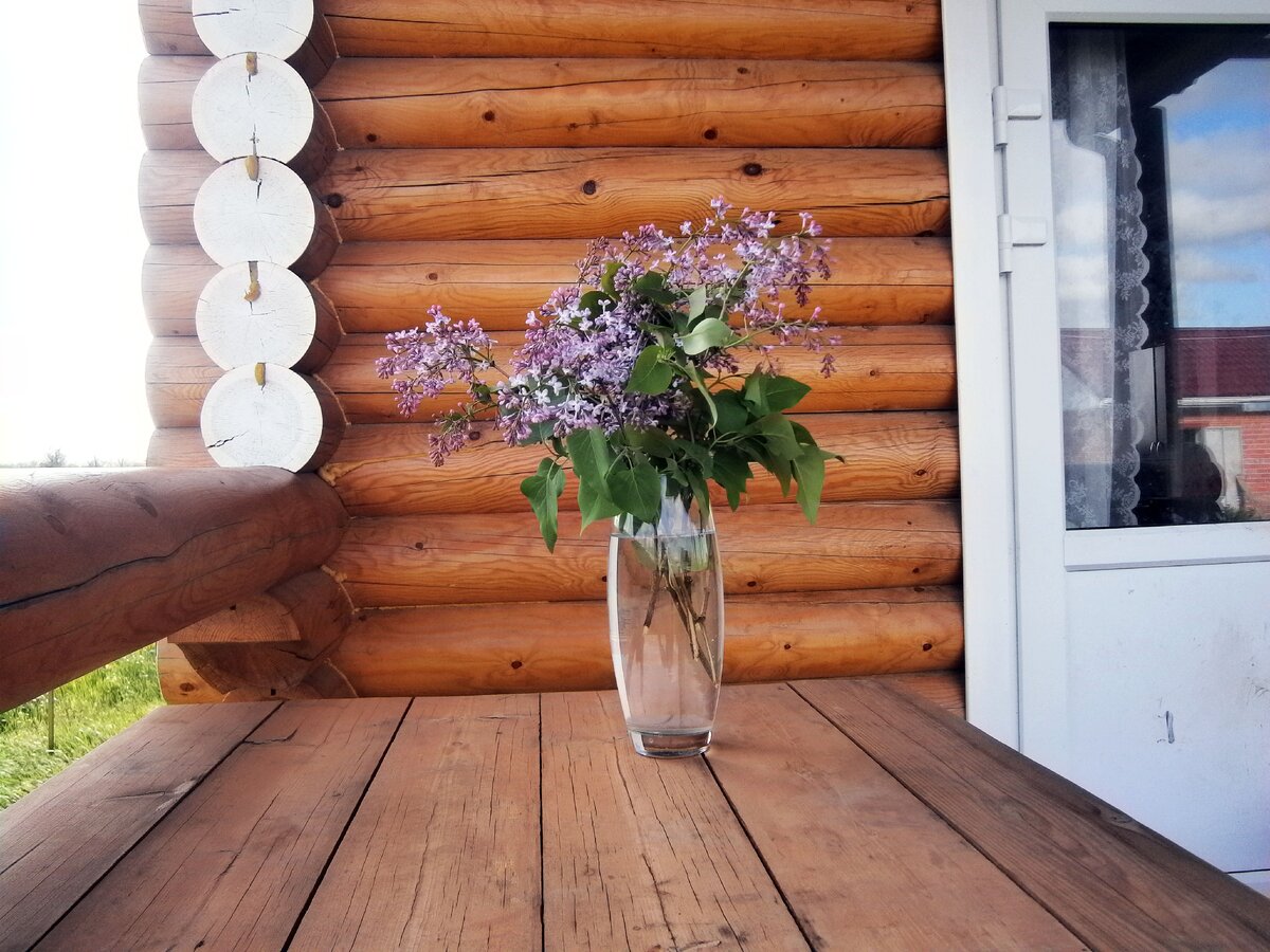 На фото видно монтажную пену между бревен.