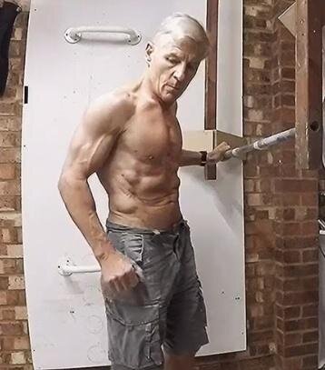 67 летний Стивен Холанд, рекордсмен Гинесса по подтягиваниям