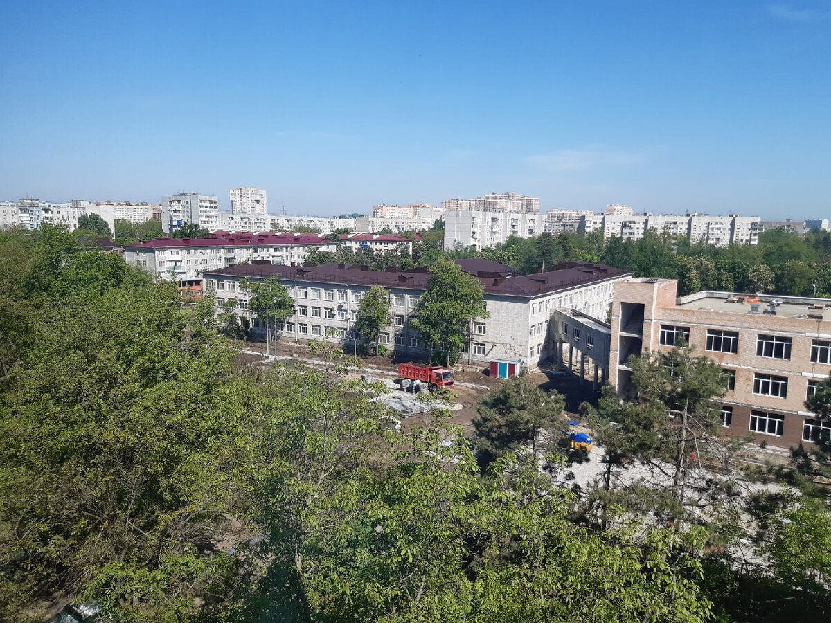 Вид из моего окна на зеленый Гидрострой и 46 школу, где достраивается отдельный корпус начальных классов и с 1 сентября будет официально открыт.