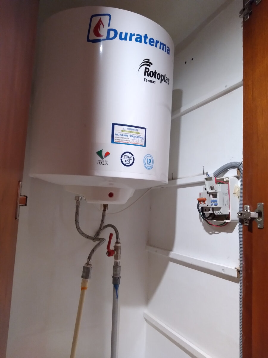 Не смогла увидеть характеристики, поэтому не скажу сколько литров. Замерила высоту - 44 см. Он наполовину меньше , чем в прошлой квартире. Этот водонагреватель на две ванные комнаты. Наконец-то его подняли наверх, за счет удаления одной секции в гардеробе