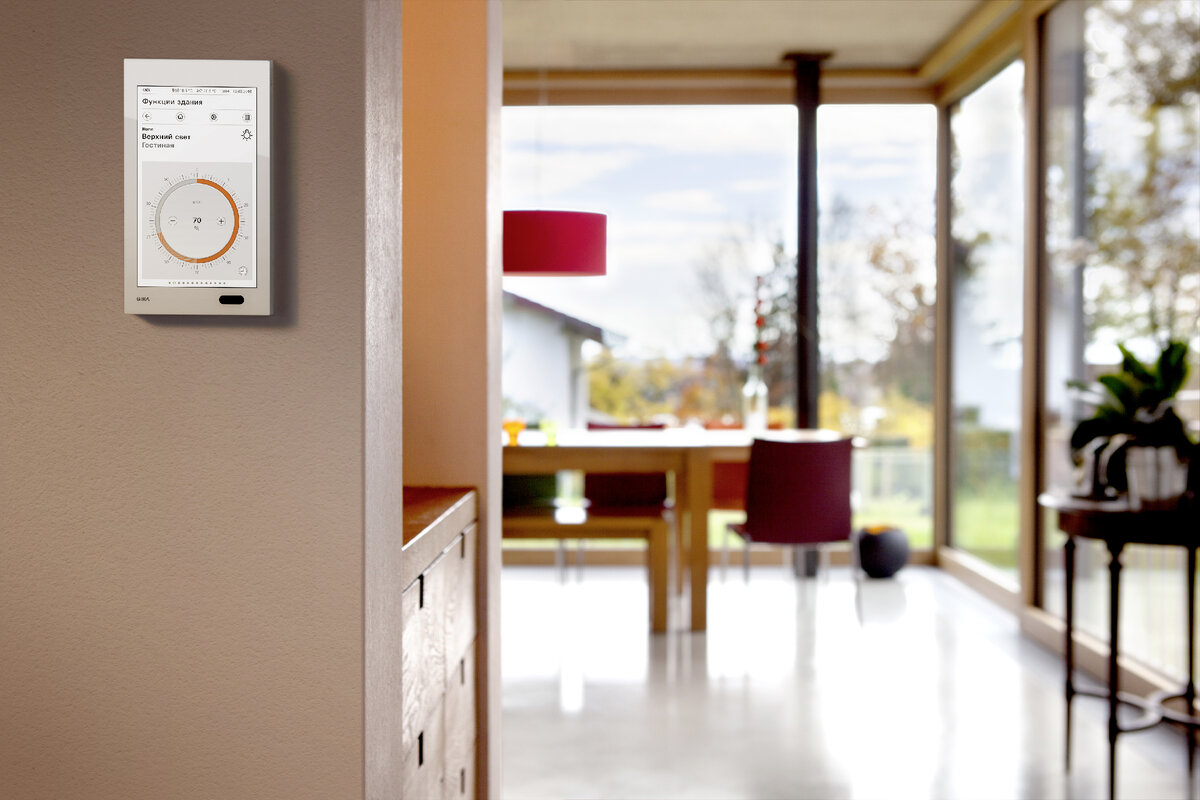 Управляйте всеми системами вашего дома через специальные настенные панели. Никакой зависимости от интернета.