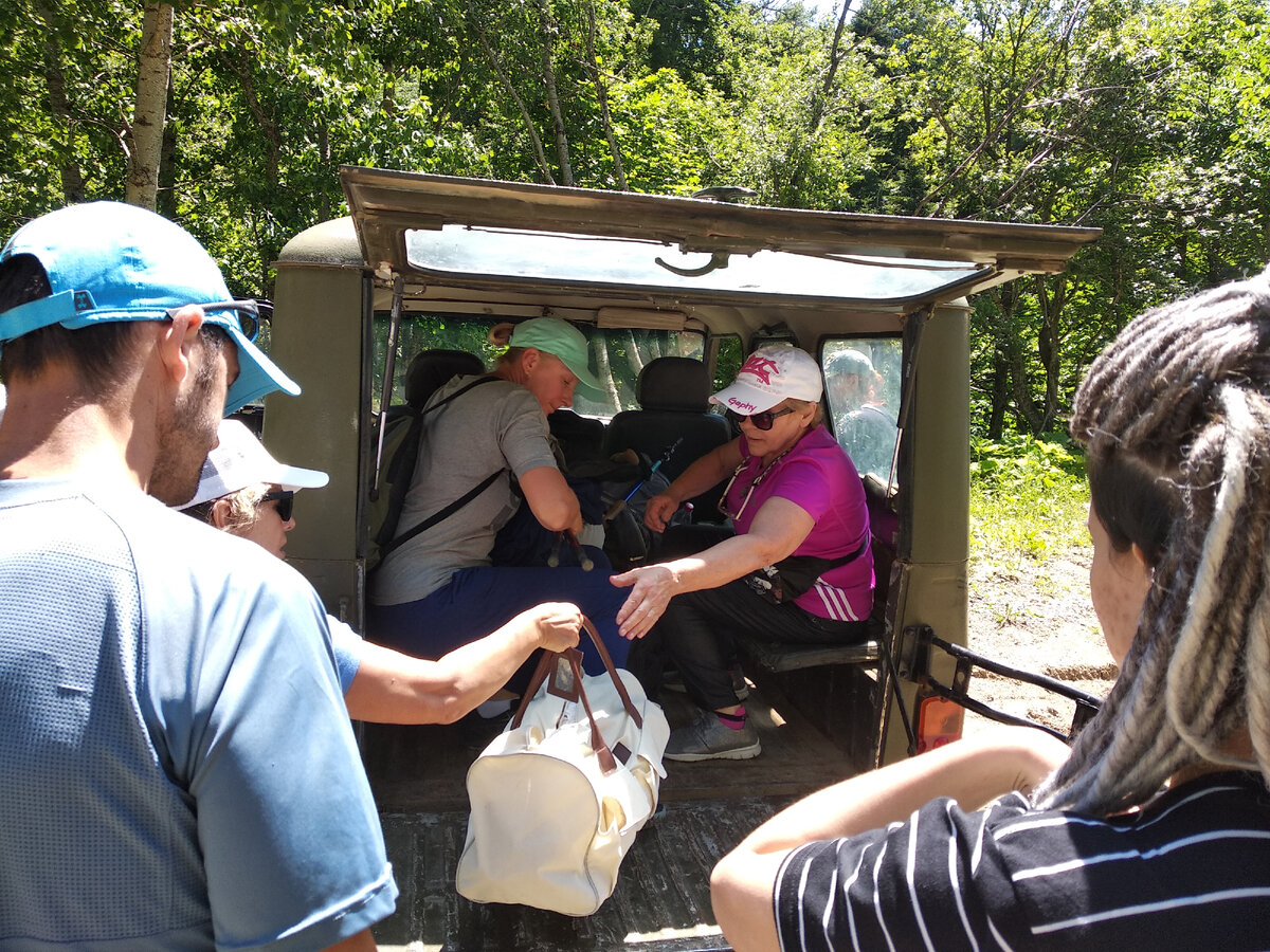 По дороге к горному приюту. "Заброска" на высоту 1300 м. 