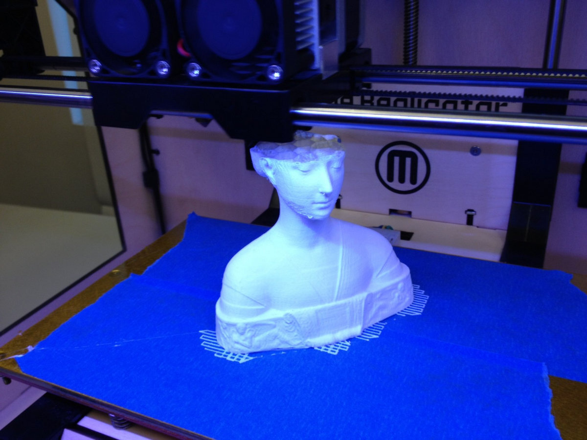 Процесс печати модели на 3D-принтере