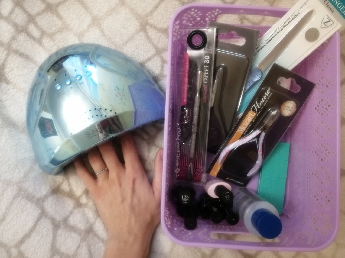 LED-лампы в среднем стоят 1000-1500 рублей, а качественные приборы для обрезного маникюра — от 600 рублей. В целом закупка всего необходимого и двух лаков обошлась нам в 3500 рублей.