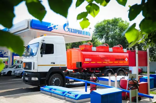 Источник изображения: https://car.ru/news/autogramota/37707-uvidev-na-azs-benzovoz-luchshe-poehat-na-druguyu-stantsiyu/