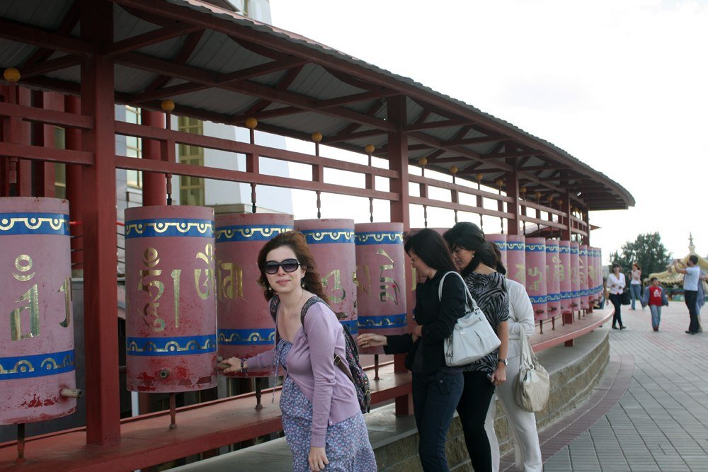 Молитвенные барабаны возле  Золотой обители Будды Шакьямуни