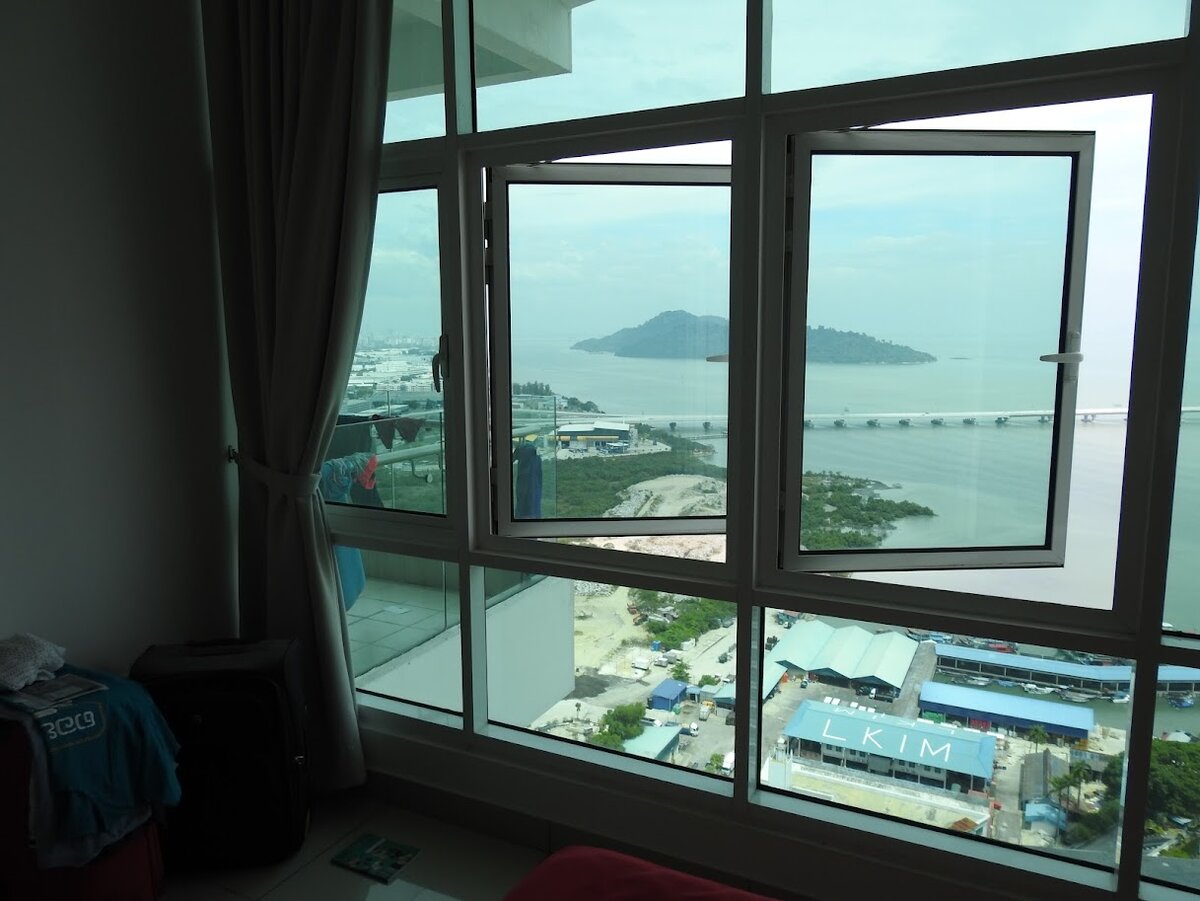 На крыше здания внизу LKIM - Fisheries Development Authority of Malaysia. Департамент рыбного хозяйства Малайзии ))))))