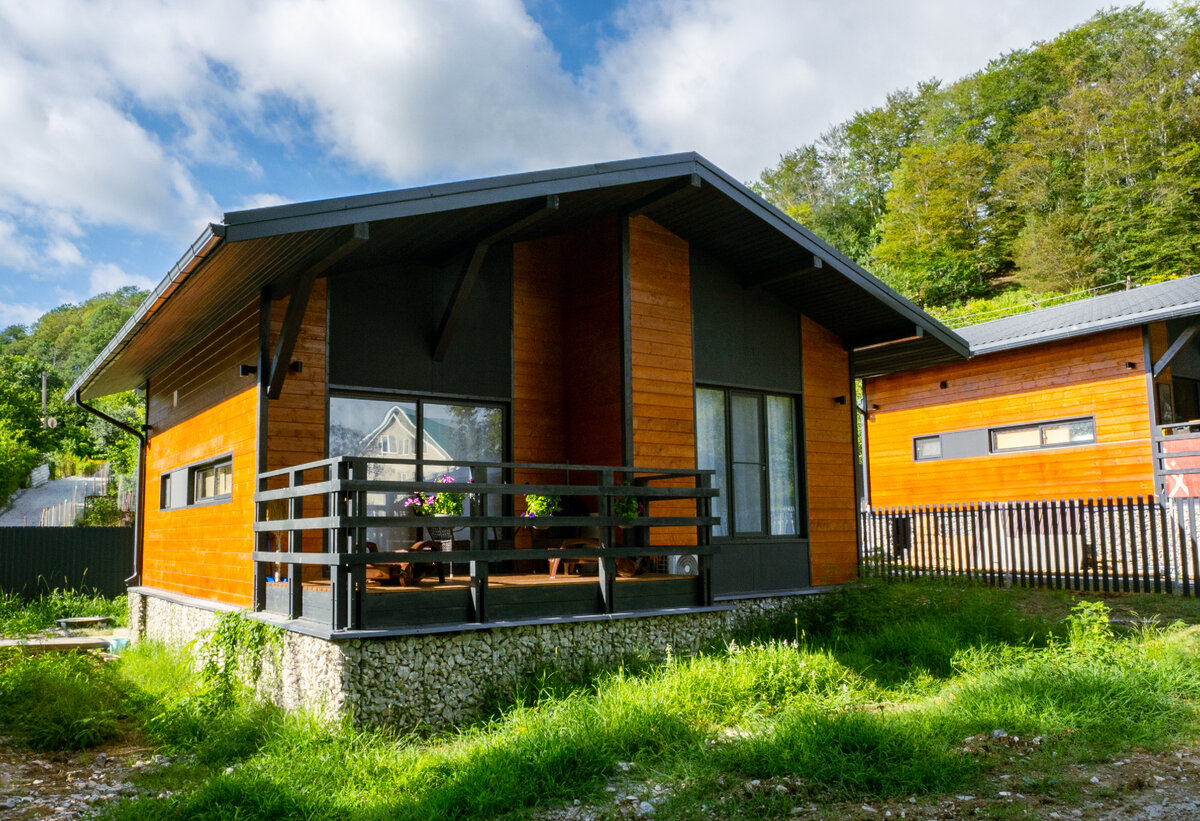 Сегодня стоимость земельного участка с постройкой такого дома обойдется вам в 9 млн рублей. Вот такие цены в Сочи. На стоимость дома сильно повлияла цена земельного участка и повышение цен на стройматериалы. 