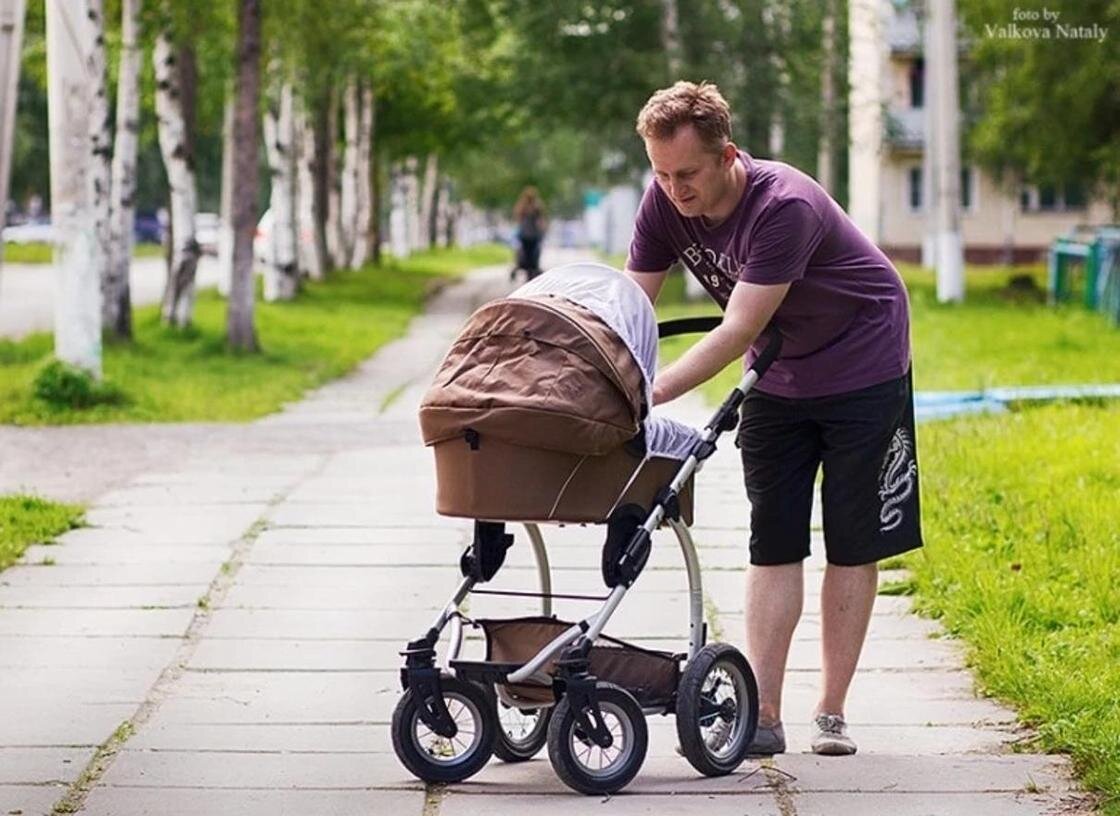 Отцы и дети сегодня. Мужчина с коляской. Папа с коляской. Мужчина Коля. Парень на коляске.