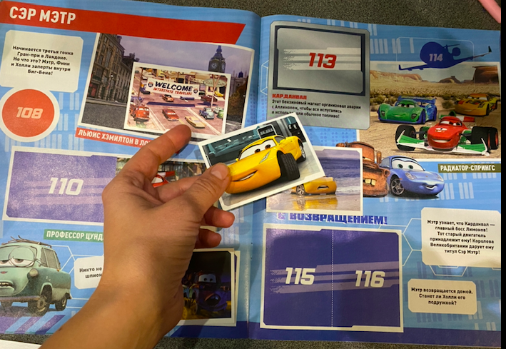 Процесс собирания наклеек для коллекционного альбома Panini