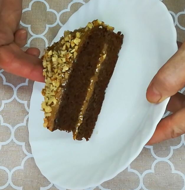 Шоколадный торт со сгущенкой и орехами. Рецепт с фото