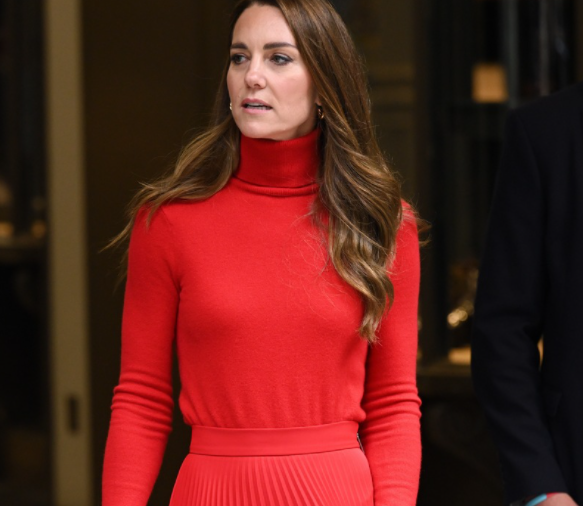 Принцесса Кейт может поразить своей внешностью. В красном вязаном платье ей к лицу 
 