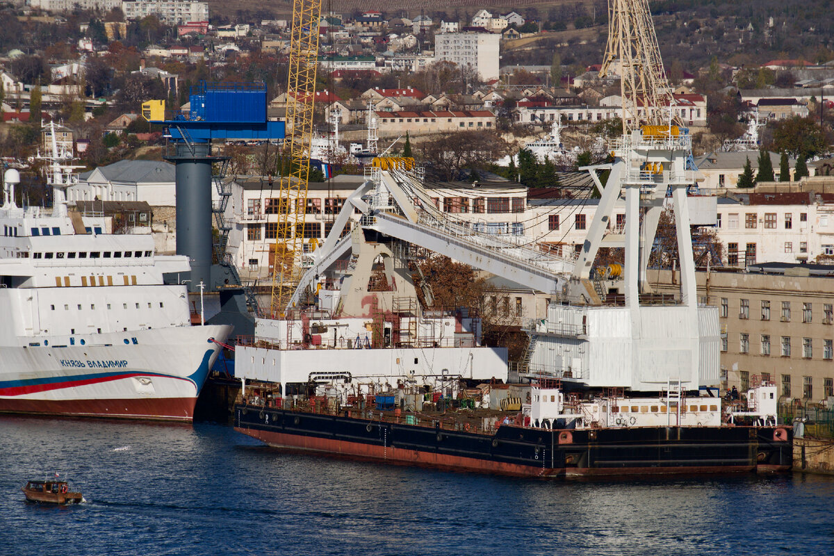 Монтируемый портальный кран  и достраиваемый плавучий кран ПК-400 "Севастополь".