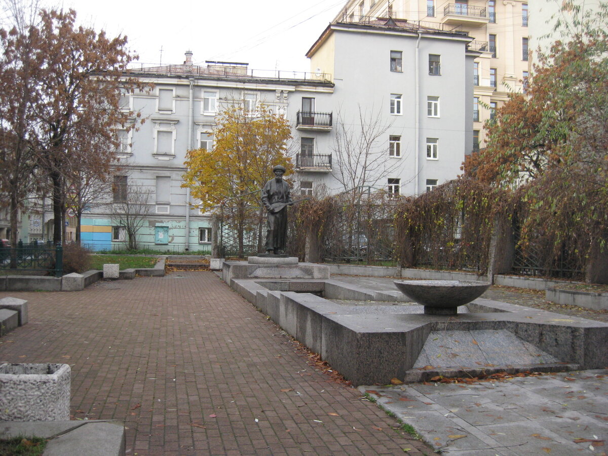 2021 год, СПб, переулок Джамбула, скульптура поэта