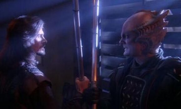 Ден Ша между Неруном и Маркусом на "Вавилоне-5"