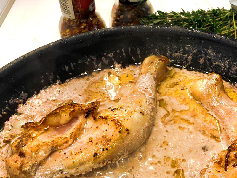 Первый этап - обжариваем окорочка