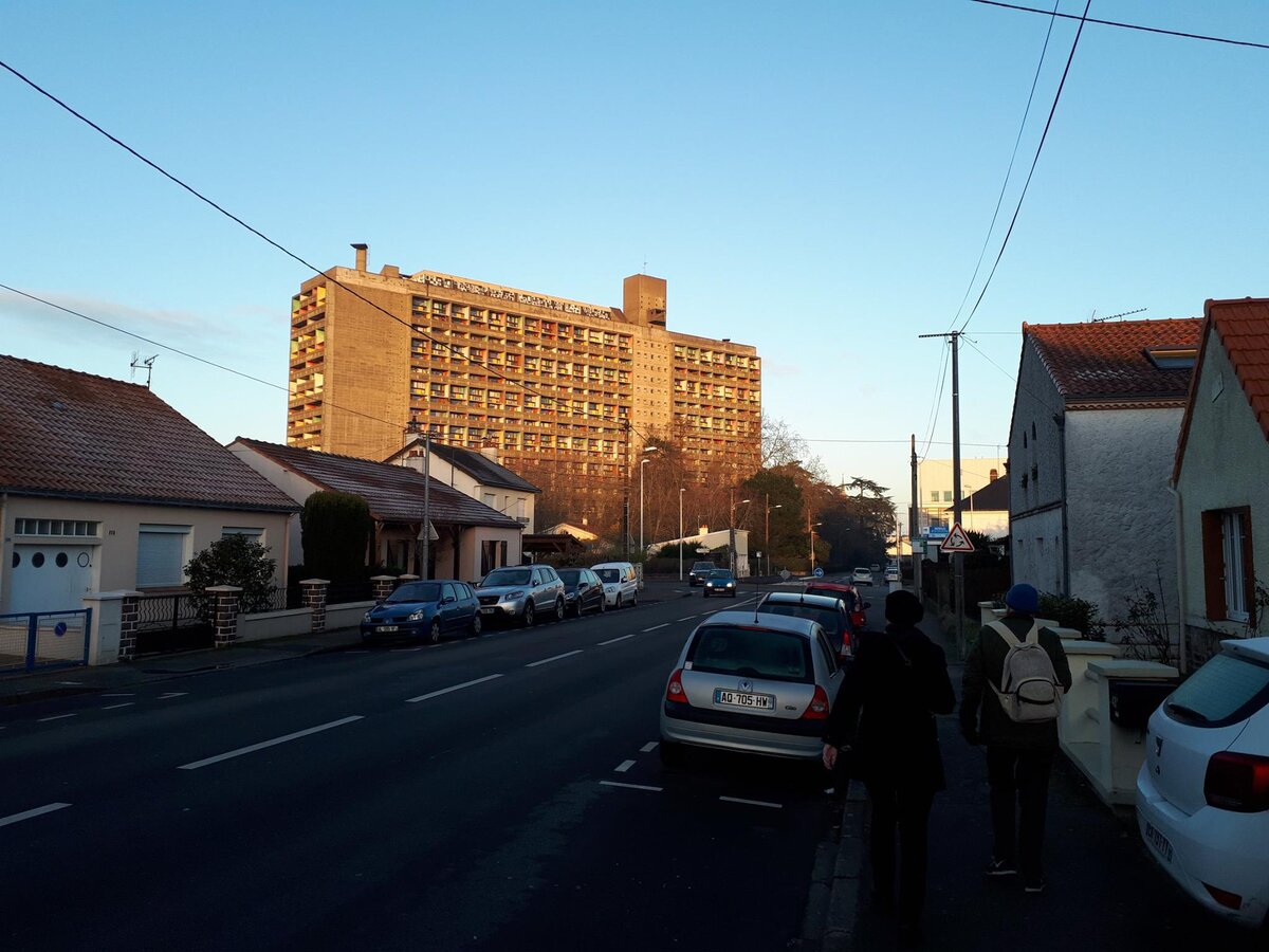 Массивное здание посреди небольших домиков