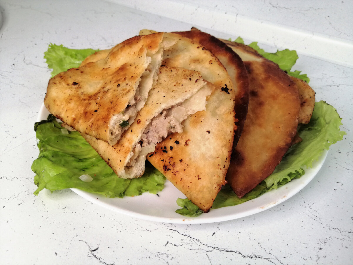 Я часто готовлю такие чебуреки - это очень быстро и без заморочек. Даже и не скажешь что они из лаваша. По вкусу как обычные.