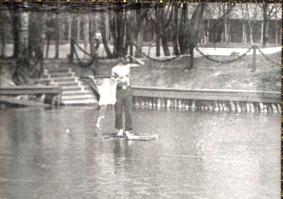Фото из личного архива. По весне на плоту на адмиральском пруду. Сзади видна лестница и Адмиралтейский якорь на цепях.