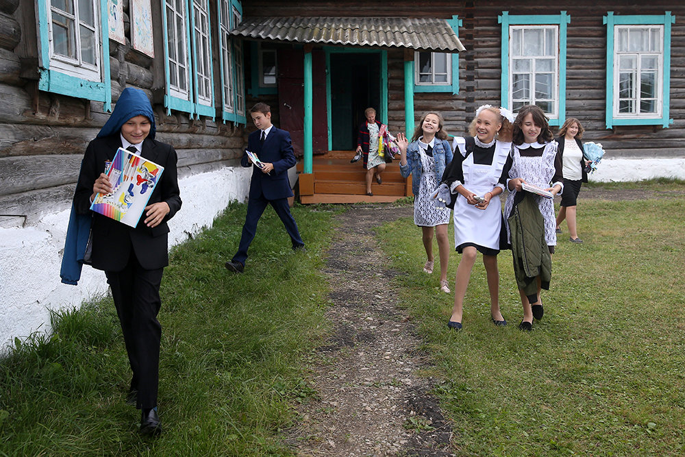 В городах больших и селах. Сельская школа. Деревенская школа. Школа в деревне. Деревенские школьники.