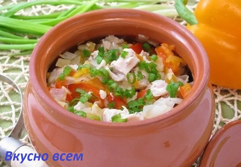 Курица с картошкой и грибами в горшочках