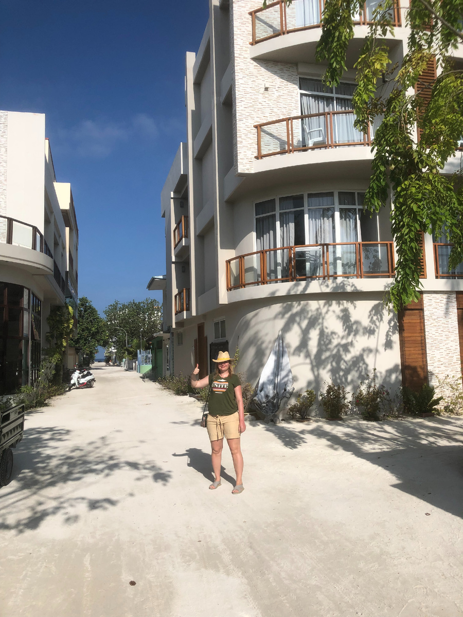 Рядом с нашим отелем Velana Blu. Океан с двух сторон, сзади - дорога на пляж "для всех", спереди - пляж для местных