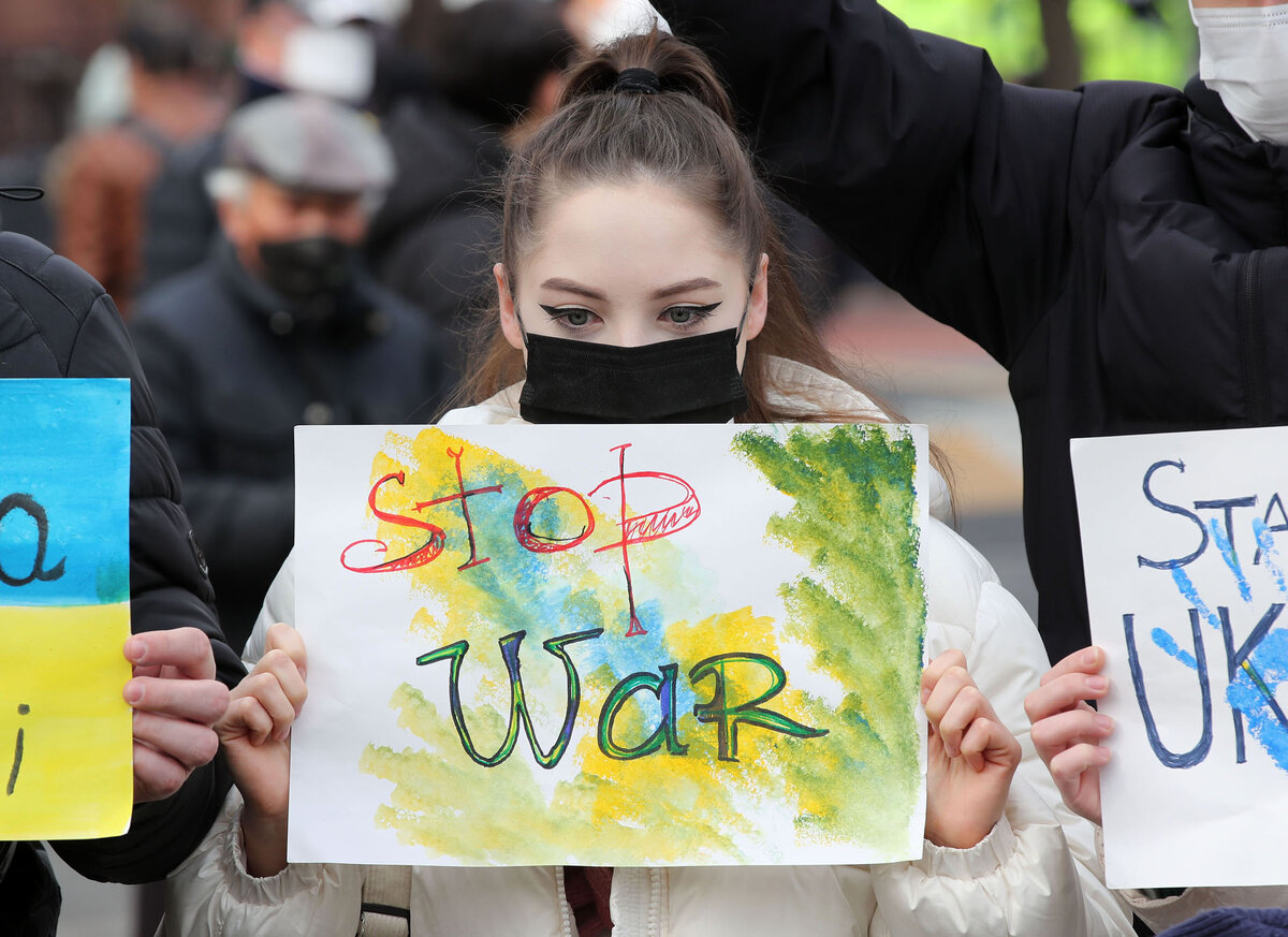 Украинская девушка на митинге у российского посольства в Сеуле 28 февраля
