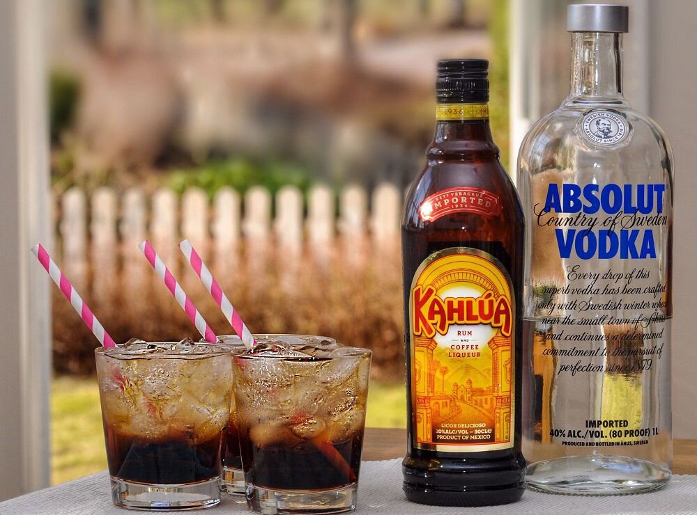 Коктейль Белый Русский.