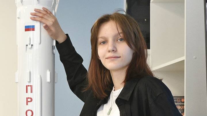 Ученица 9-го класса образовательного центра «Протон» Дарья Король планирует поступать в аэрокосмический класс. Она мечтает создать современную и мощную ракету / Фото: Пелагия Замятина / Вечерняя Москва 