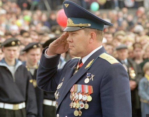 Лебедь настоящий лидер, военный и командир ВДВ, губернатор Красноярского края