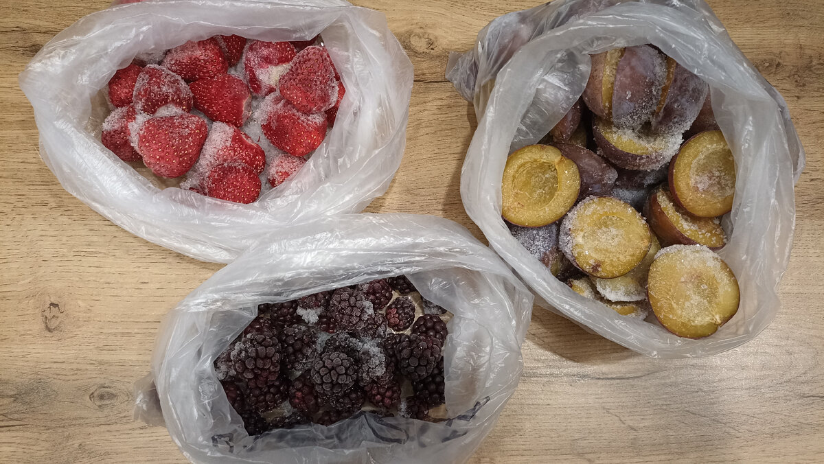 Клубника, ежевика и слива (остатки с прошлого лета)