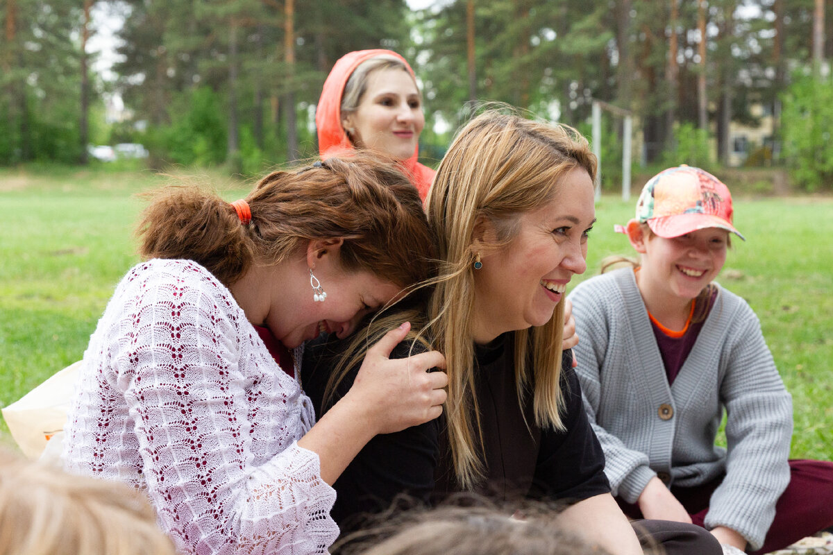 Глядя на нашу атмосферу на пикнике, разве можно поверить, что ещё недавно эти пары были не знакомы друг с другом?..