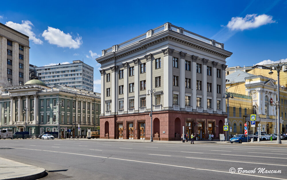 Большая Дмитровка 2, До 1937 года улица Эжена Потье, с 1937 по 1993 годы Пушкинская улица. Здание 1917 года постройки, является объектом культурного наследия. Реконструировано в 1935 году в связи с устройством в цокольной части вестибюля метро "Охотный ряд". На верхних этажах располагался музей Большого театра и общежитие театра.