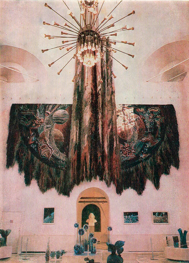 В зале галереи. Л. А. Соколова «Мирный космос». Гобелен. Шерсть, ручное ткачество.