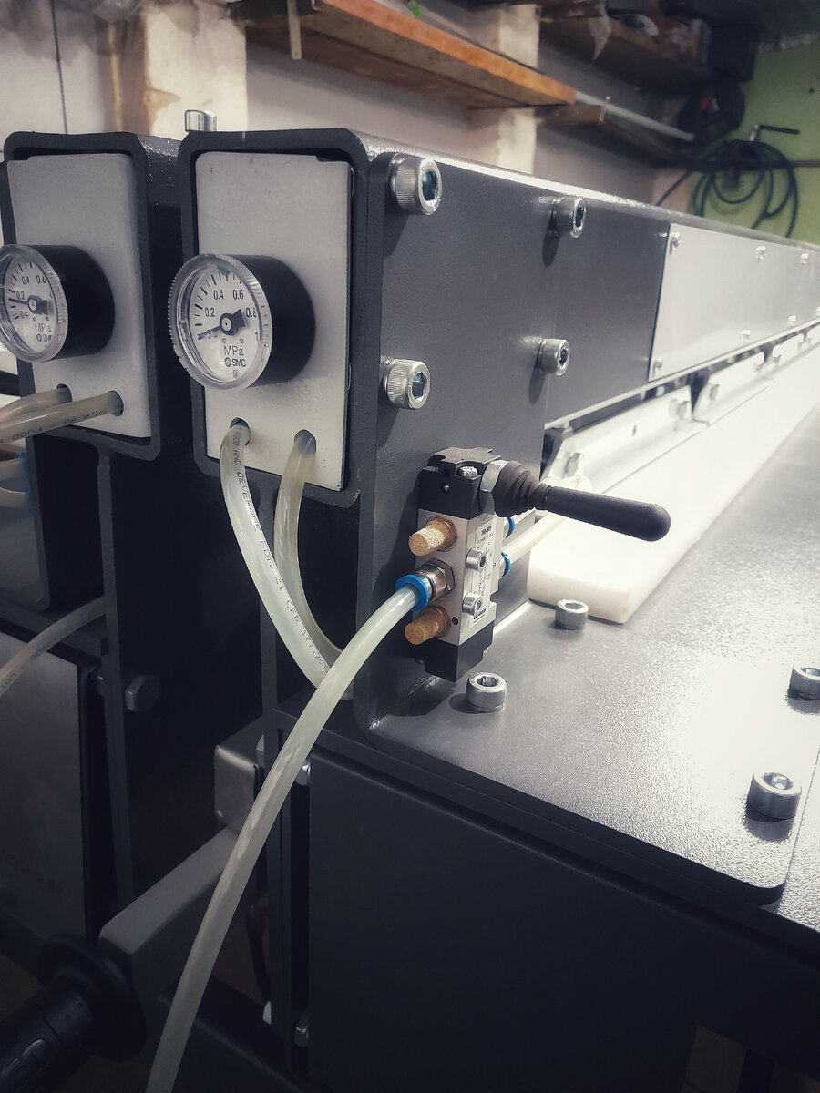 Станок для сварки пластика VELESPLAST 3.0P (Фиксация листов осуществляется с помощью пневмоприжимов, длина сварного шва 3000 мм). Заходите на наш сайт veles-plast.ru.