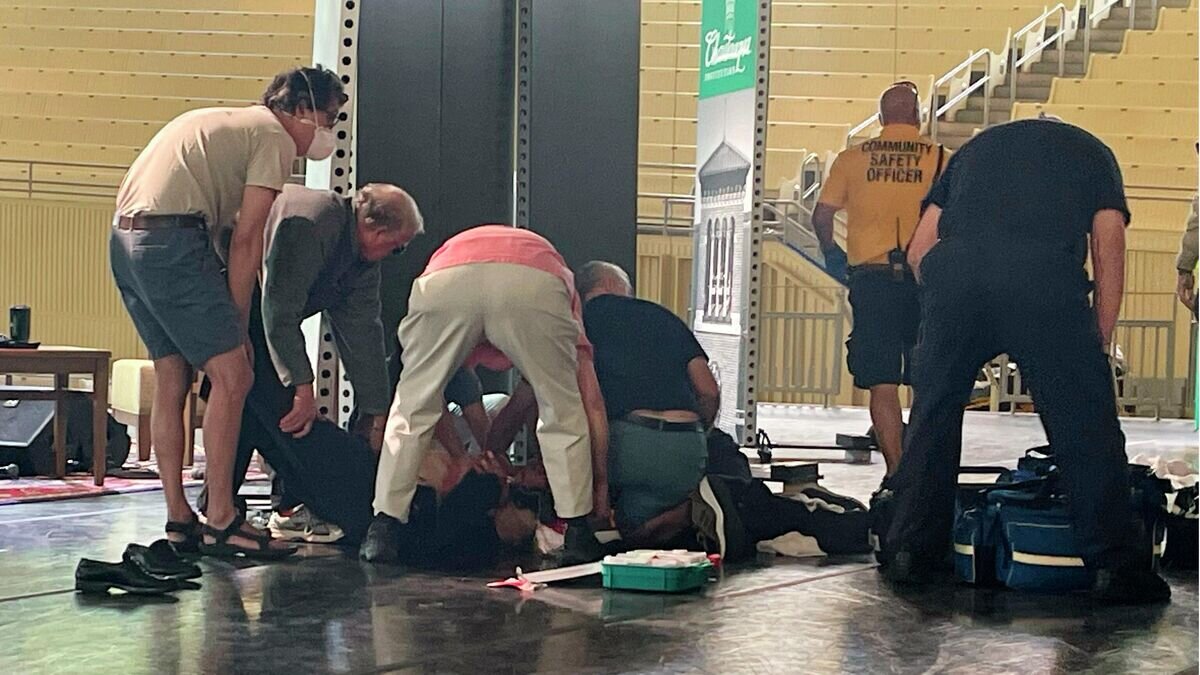    Нападение на Салмана Рушди в Нью-Йорке© AP Photo / Joshua Goodman