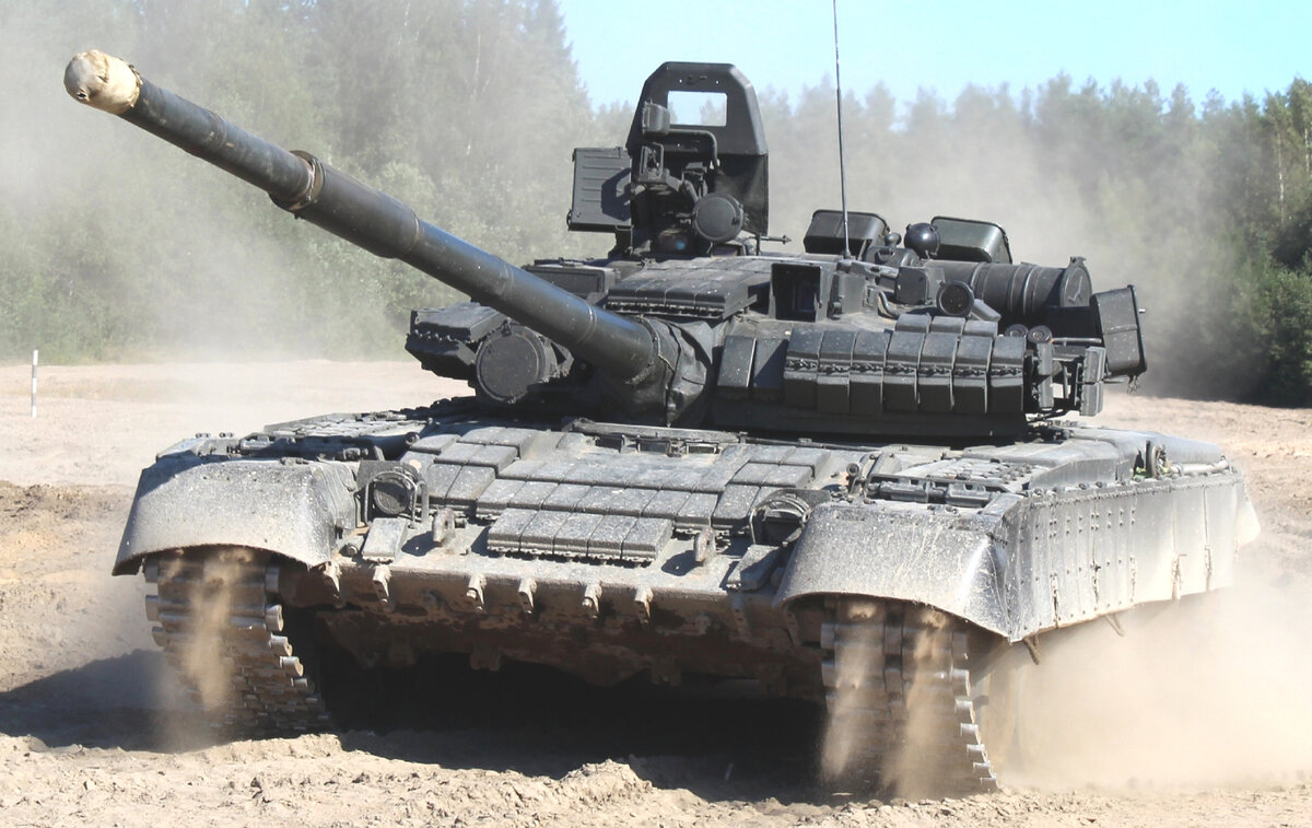 Dыполнение упражнения по вождению танка Т-72Б3 в учебном центре Западного военного округа