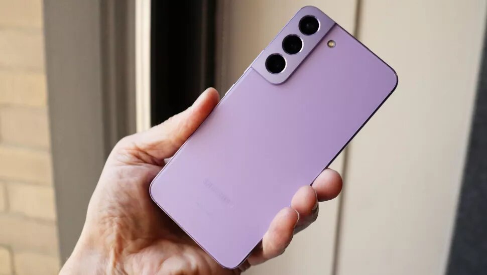 Samsung Galaxy S22 в цвете Bora Purple (Изображение предоставлено: Lance Ulanoff) 