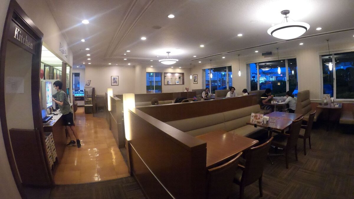 Один из залов ресторана с дринк баром у стены