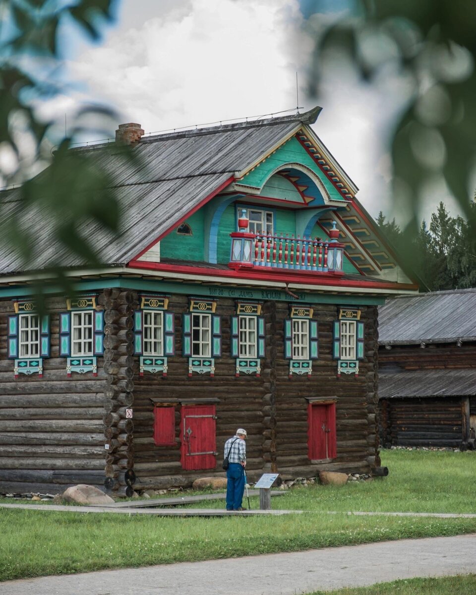 Красочный дом крестьянина Копылова в Семенково 