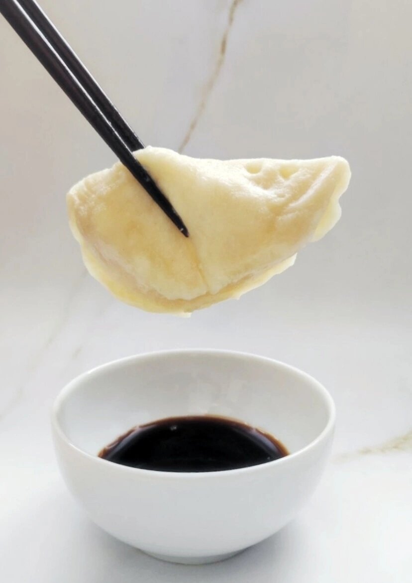 Вареник с сыром, соевый соус для вкуса