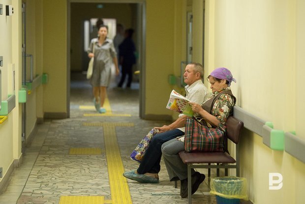 Если пациент с острой зубной болью обращается к стоматологу по полису ОМС, но не готов ждать, ему могут предложить помощь сразу — на платной основе. realnoevremya.ru/Максим Платонов 