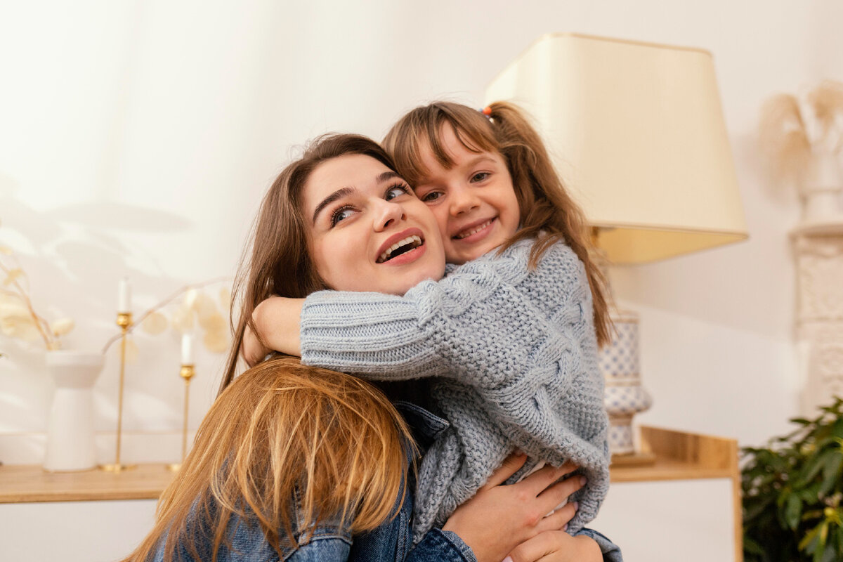 Изображение от <a href="https://ru.freepik.com/free-photo/mother-and-daughter-at-home-hugging_13108898.htm#query=mom&position=12&from_view=keyword&track=sph">Freepik</a>