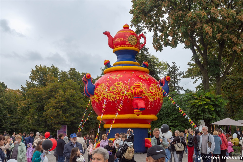 Чайник на входе в городской парк