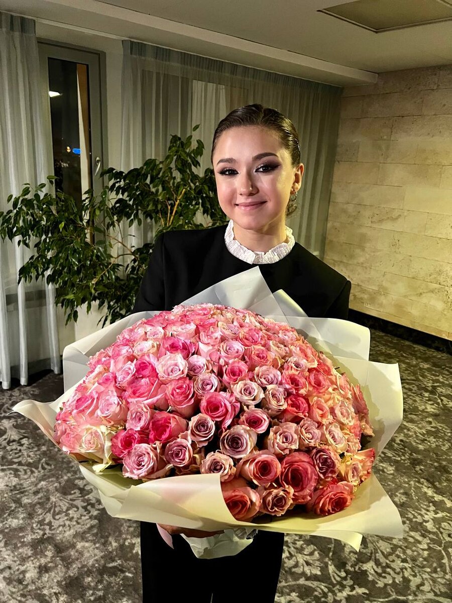 Камила с букетом от поклонников. Фото из открытых источников.