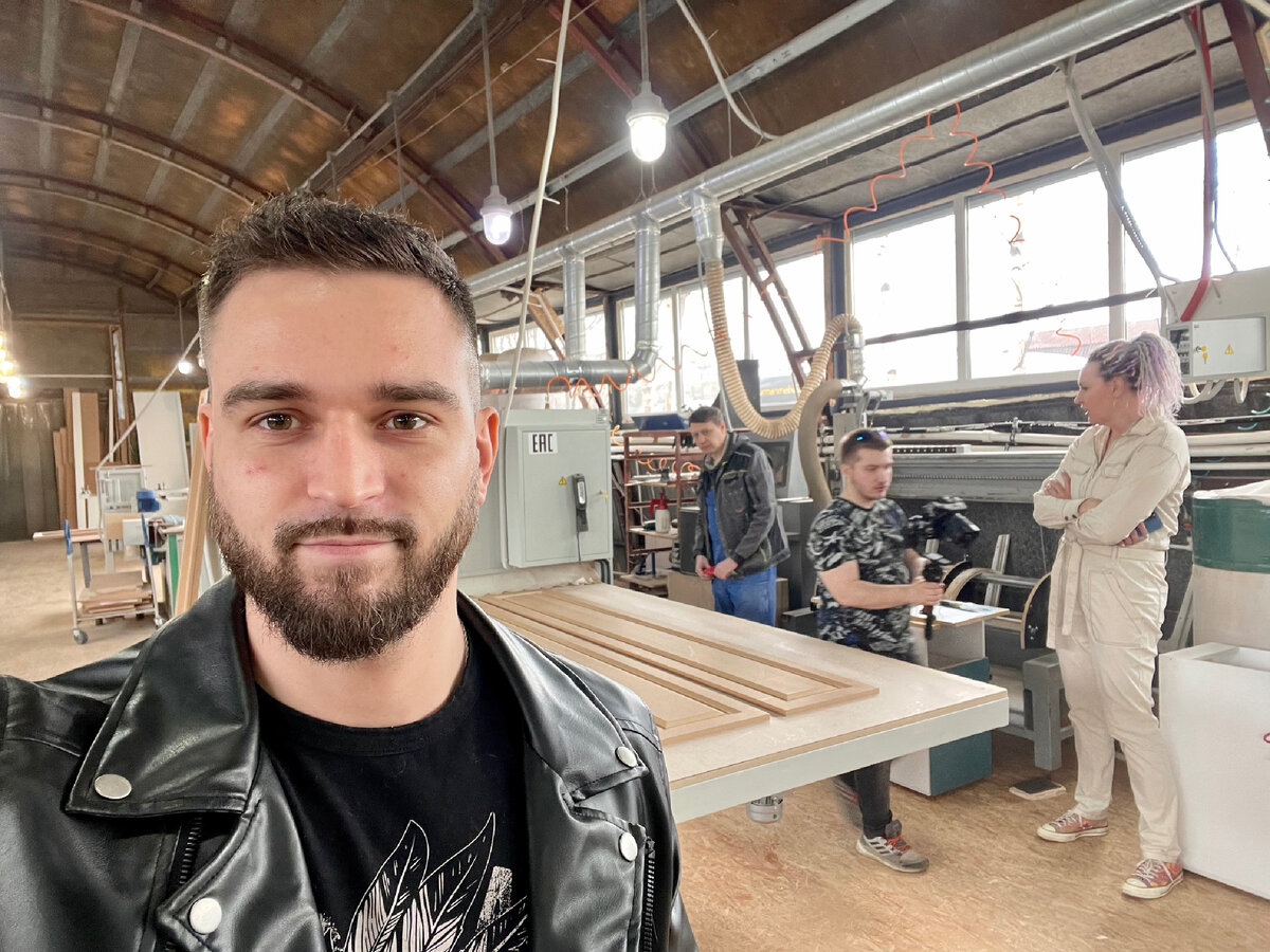 А это я уже на съёмках контента для клиента со своей съёмочной группой, чтобы в рекламе у нас был взрывной материал